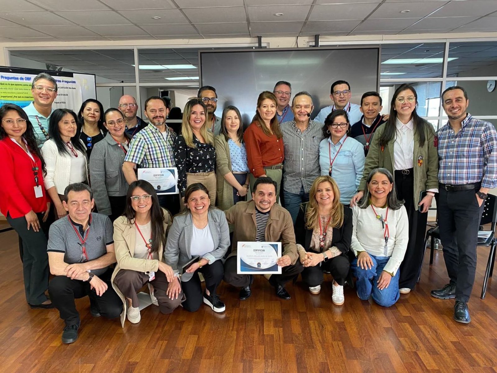 Grupo de participantes certificados al cierre de una formación.