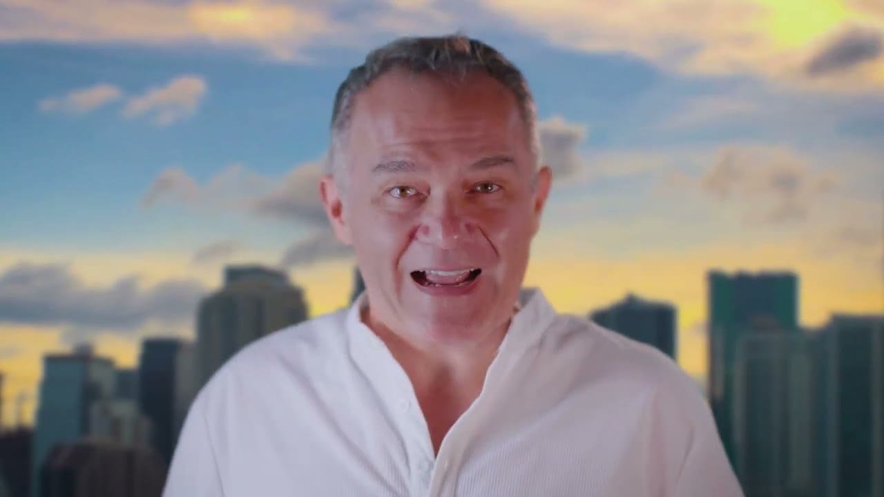David Murphy hablando a cámara en su vídeo de presentación.